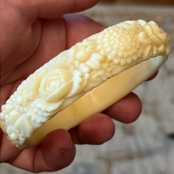 Jewelry - Celluloid  floral design bangle bracelet
